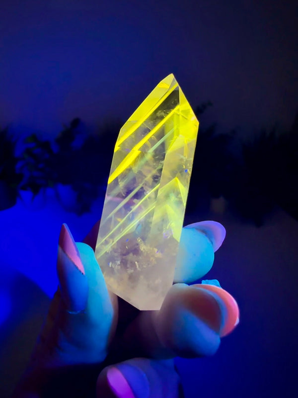 Amethyst Tower with UV Reactive Powellite Phantoms from Cordeiros, Bahia, Brazil
