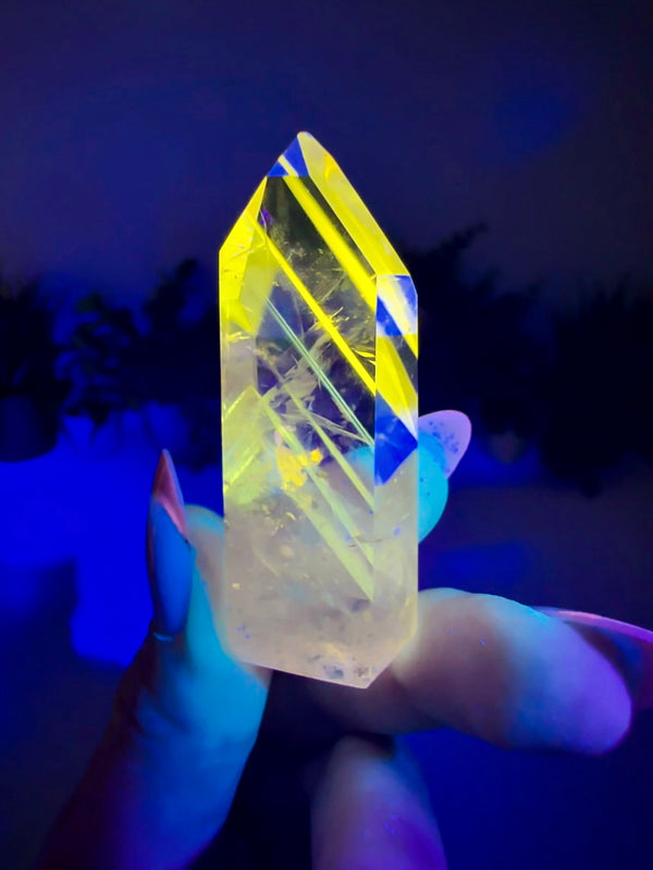 Amethyst Tower with UV Reactive Powellite Phantoms from Cordeiros, Bahia, Brazil
