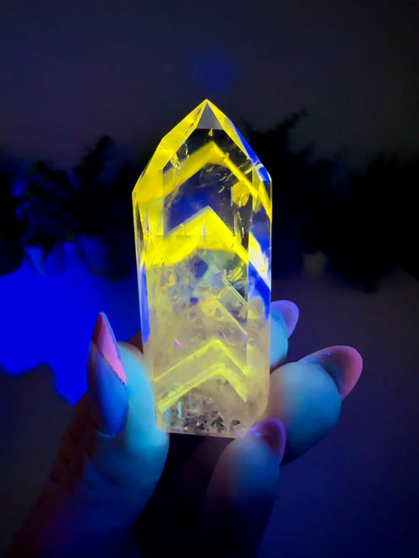 Amethyst Tower with UV Reactive Powellite Phantoms from Cordeiros, Bahia, Brazil