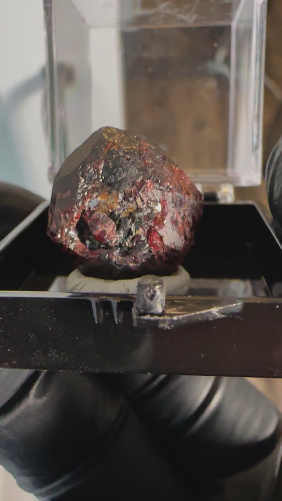 
            
                Load and play video in Gallery viewer, Gemmy Garnet Specimen From River Valley Mine, Ontario #3
            
        